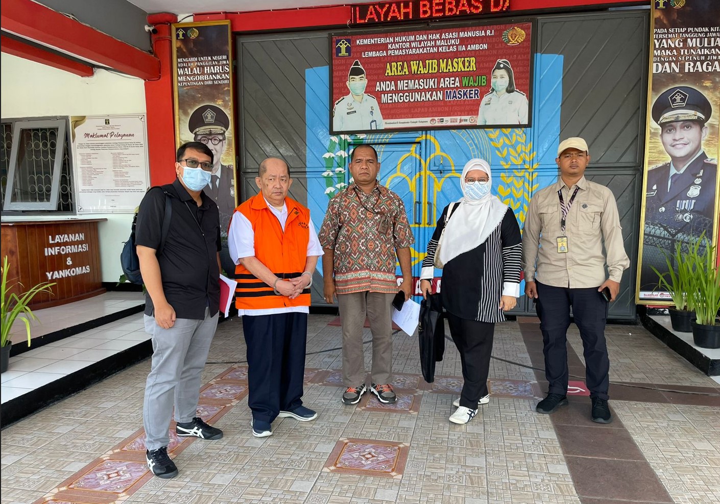 Terpidana Liem Sin Tiong (kedua dari kiri) saat akan dijebloskan ke dalam Lapas Klas IIA Ambon