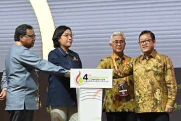 Ketua Komisi VII DPR Sugeng Suparwoto bersama Kepala SKK Migas Dwi Soetjipto dan Menkeu Sri Mulyani dalam acara ICIOG 2023 di Bali.