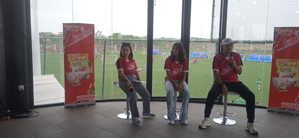 Striker Tim U-19 Wanita Indonesia, Claudia Scheunemann dan mantan pemain Timnas Indonesia, Zaenal Arief.