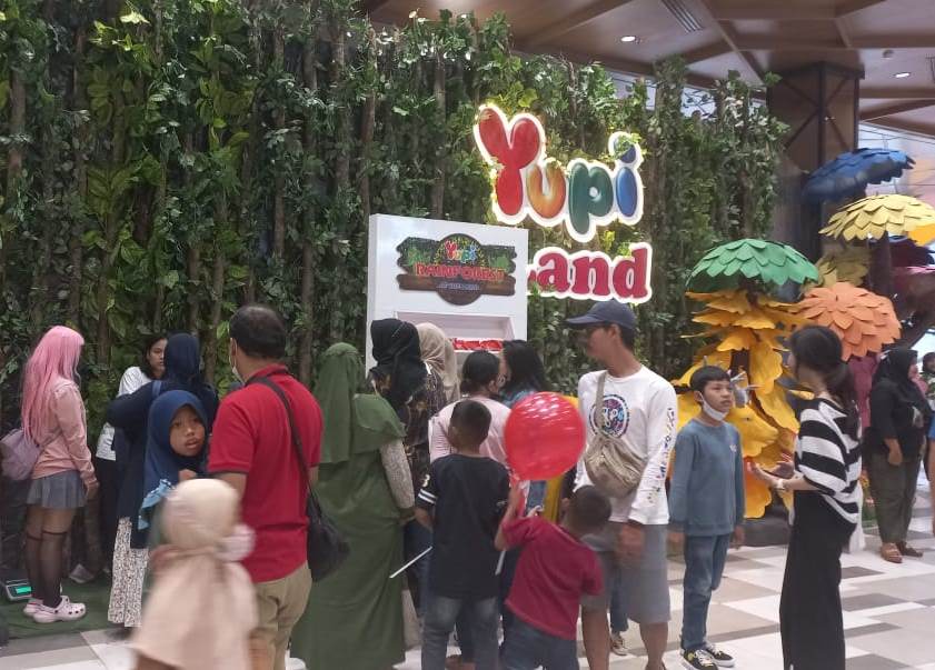 Yupi Rainforest, arena bermain anak di Revo Mal Bekasi, menawarkan pengalaman menarik dengan berbagai wahana, atraksi, dan kegiatan seru.