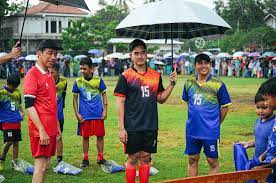 Presiden Joko Widodo (Jokowi) main bola bersama Ketum PSI Kaesang Pangarep dan Sekjen PSI Raja Juli Anton