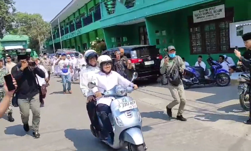 Anies Baswedan dan Muhaimin Iskandar (Cak Imin) menaiki Vespa di Jombang.