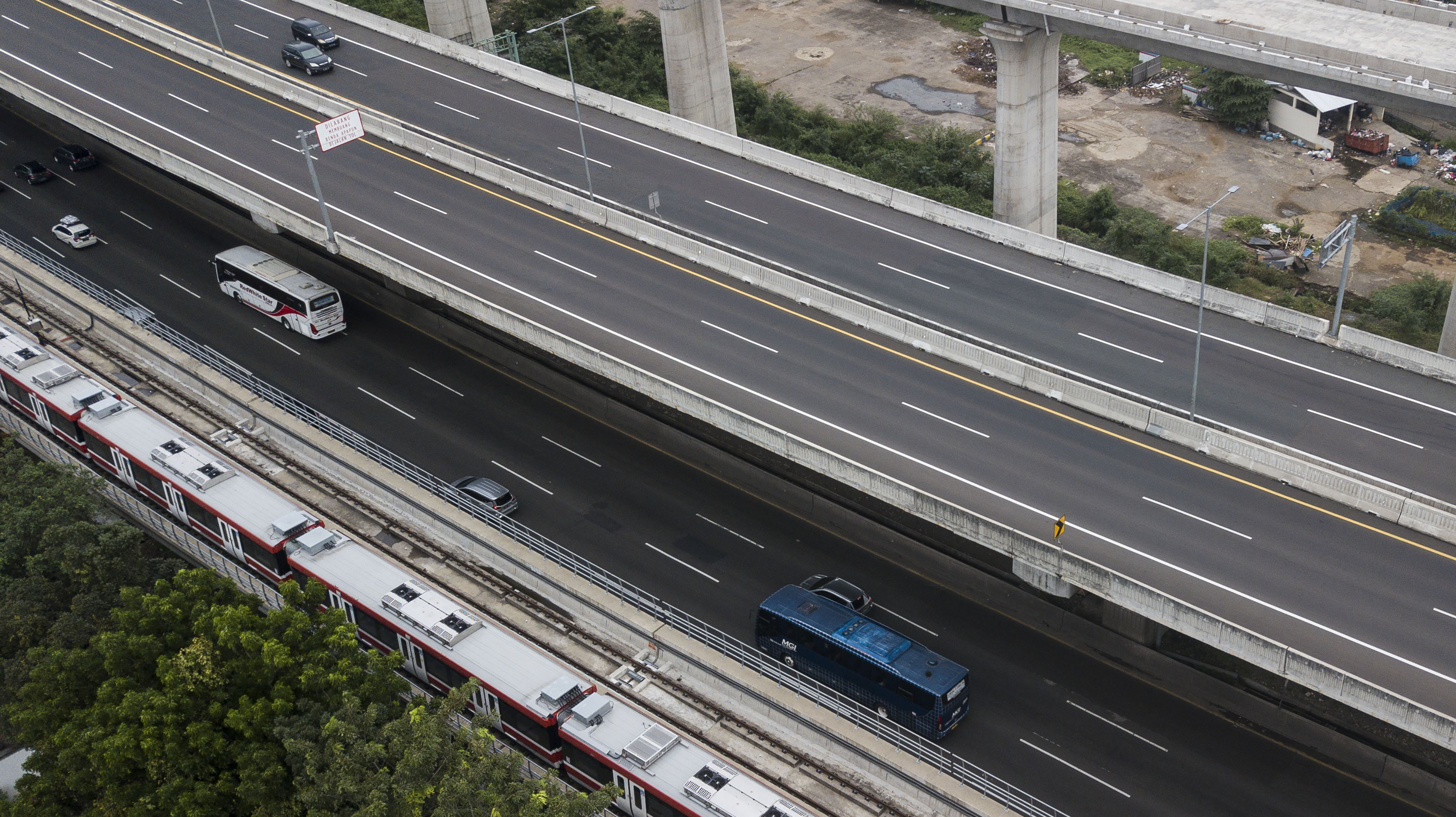 Foto udara jalan tol layang Mohammed Bin Zayed (MBZ) Cikampek
