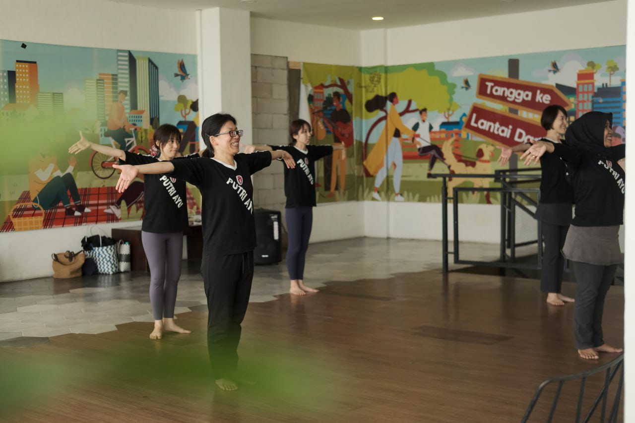 Sejumlah warga Jepang berlatih di Sanggar Tari Putri Ayu
