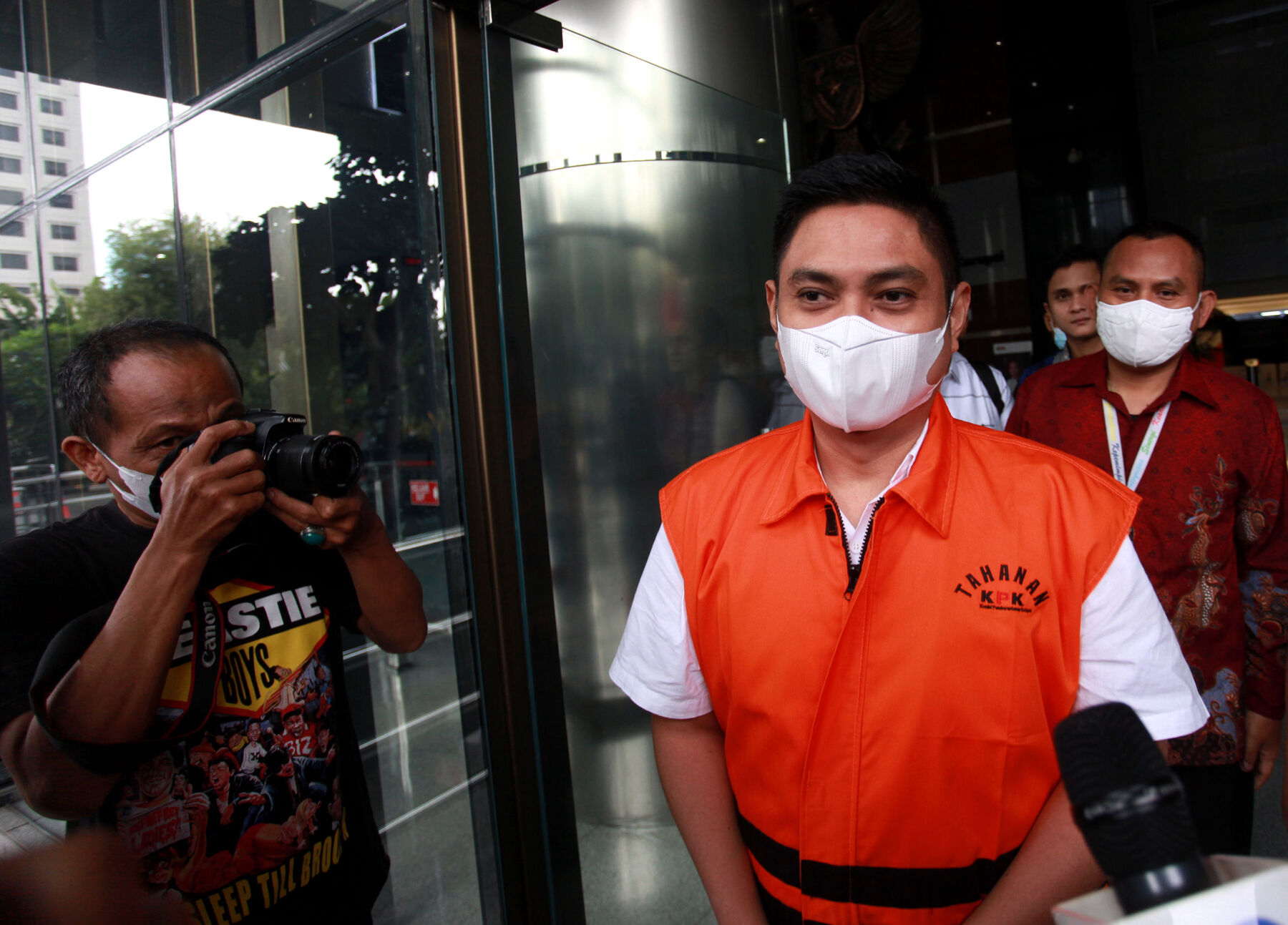 Terdakwa kasus gratifikasi pemberian izin usaha pertambangan (IUP) Mardani H. Maming (rompi tahanan).