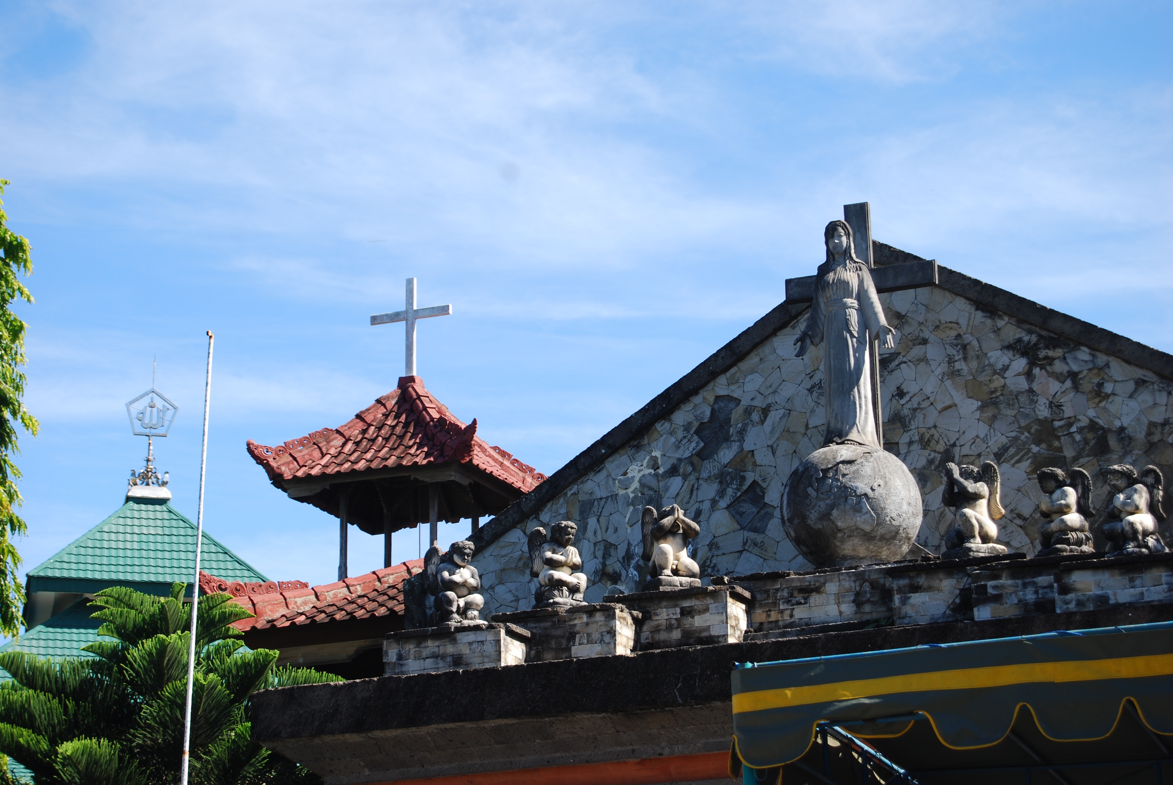 Kawasan peribadatan berbagai agama di Puja Mandala, Bali