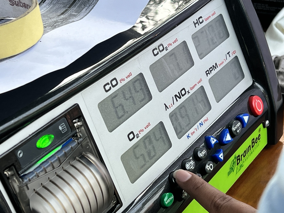 Petugas mengukur emisi gas buang kendaraan roda empat dan rosa dua di halaman kantor Wali Kota Jakarta Selatan.