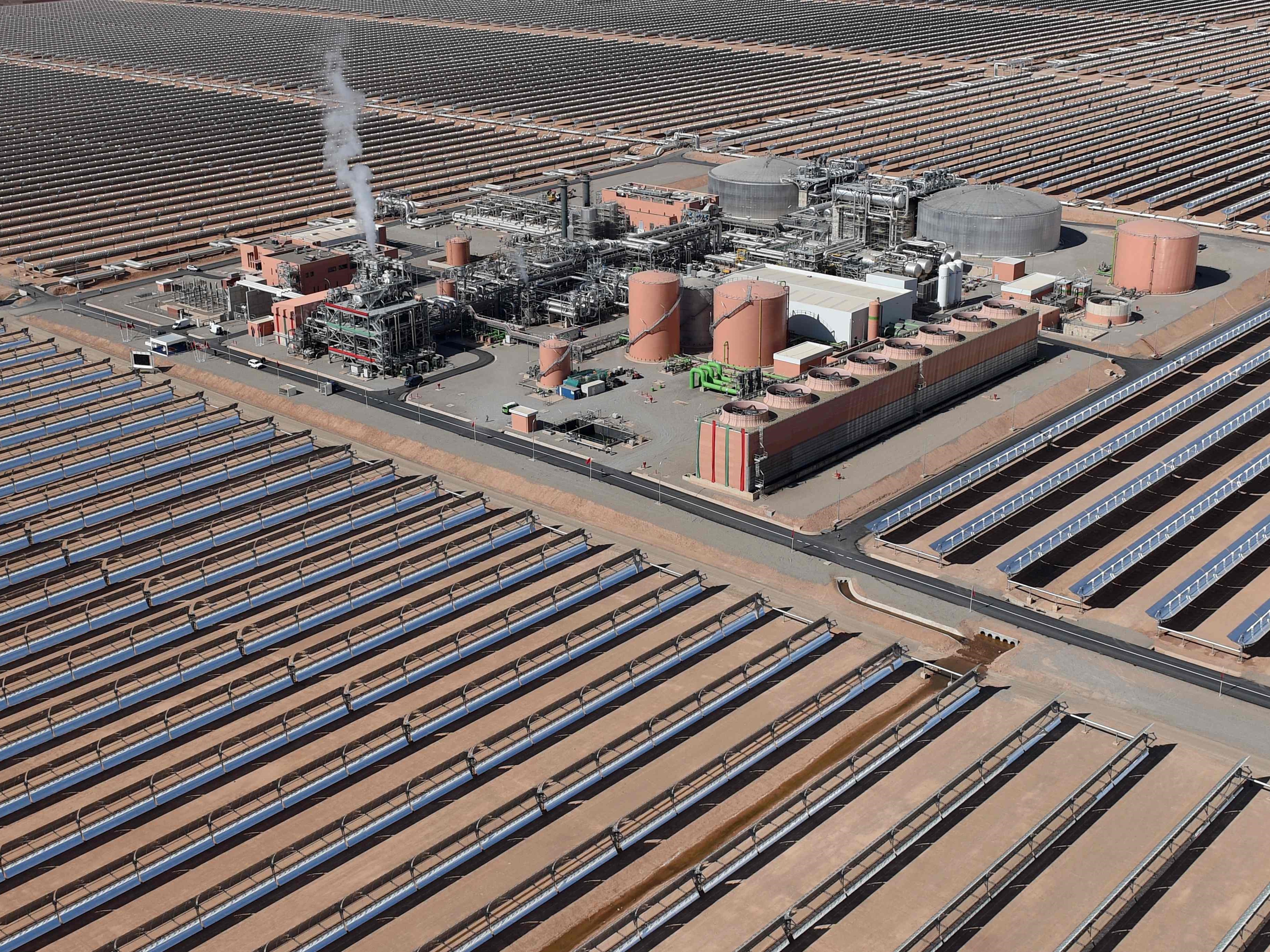 Pembangkit listrik tenaga surya terkonsentrasi (CSP) Noor 1, sekitar 20 km (12,5 mil) di luar kota Ouarzazate di Maroko tengah. 