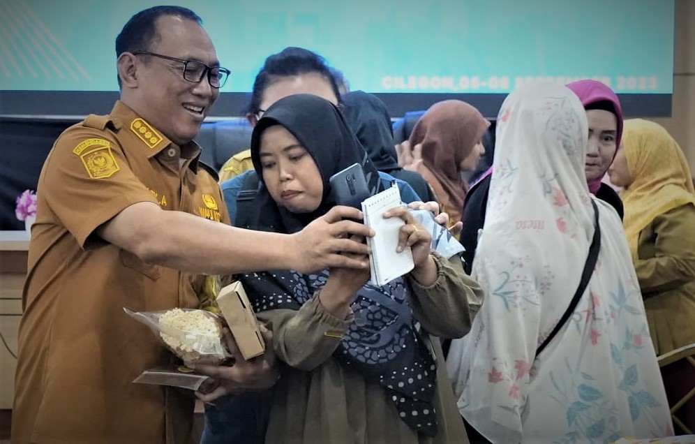 Wali Kota Cilegon Helldy Agustian dan para pelaku UMKM yang mengikuti pelatihan  dan fasilitasi uji umur simpan.