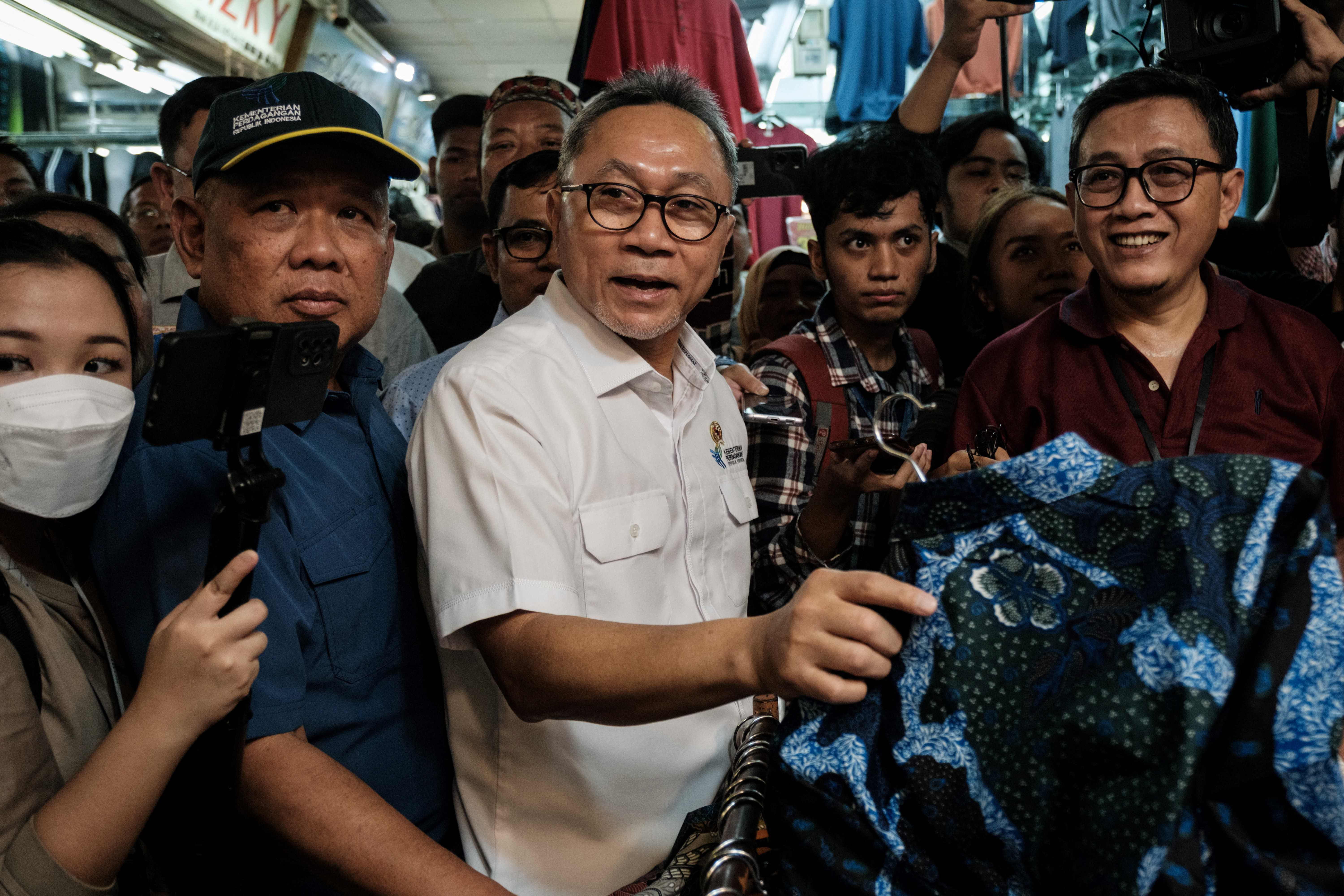 Menteri Perdagangan Zulkifli Hasan (tengah) mengunjungi Pasar Tanah Abang, Jakarta, Kamis (28/9).