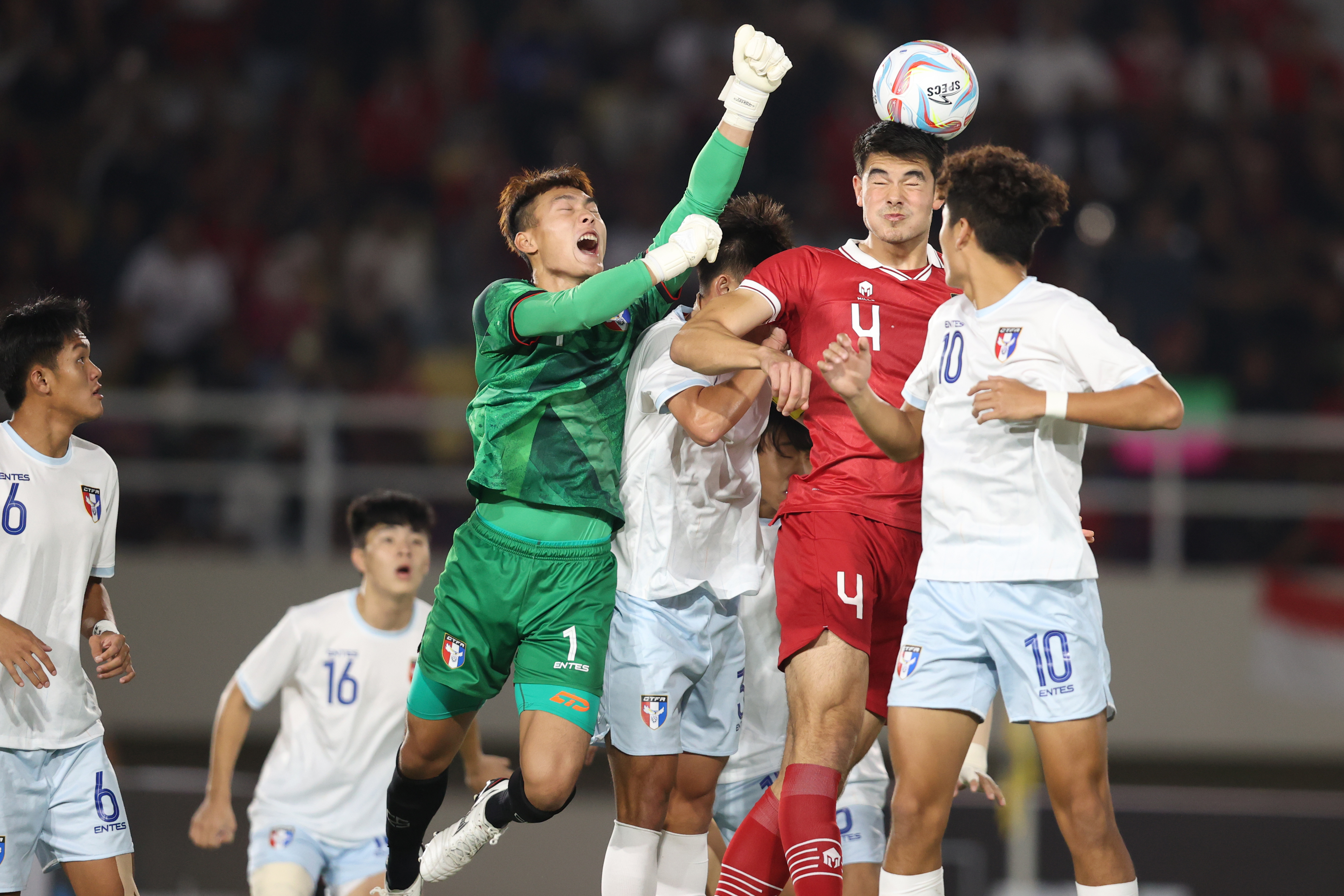 Bek timnas Indonesia Elkan Baggott berduel dengan para pemain China Taipei di laga kualifikasi Piala Asia U-23.