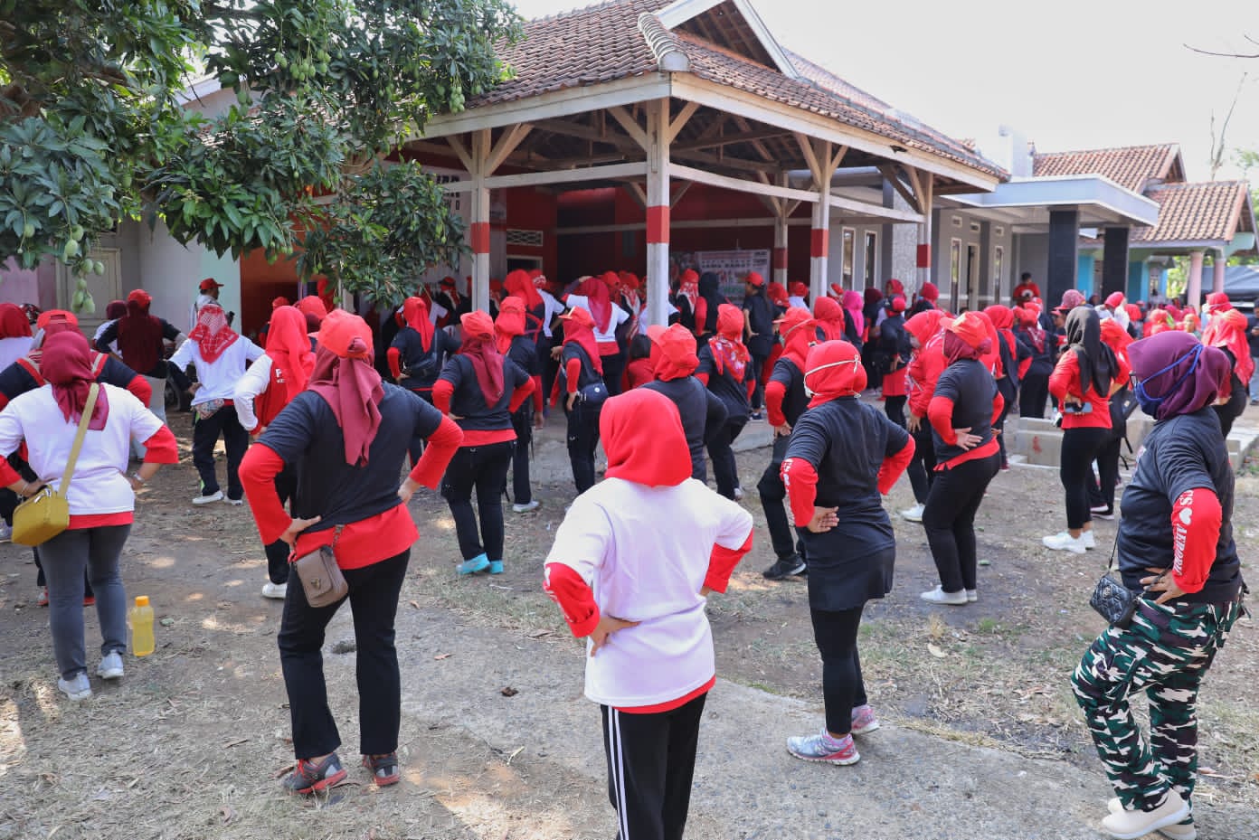 Senam sehat yang digelar Komunitas Sopir Truk di Kabupaten Indramayu