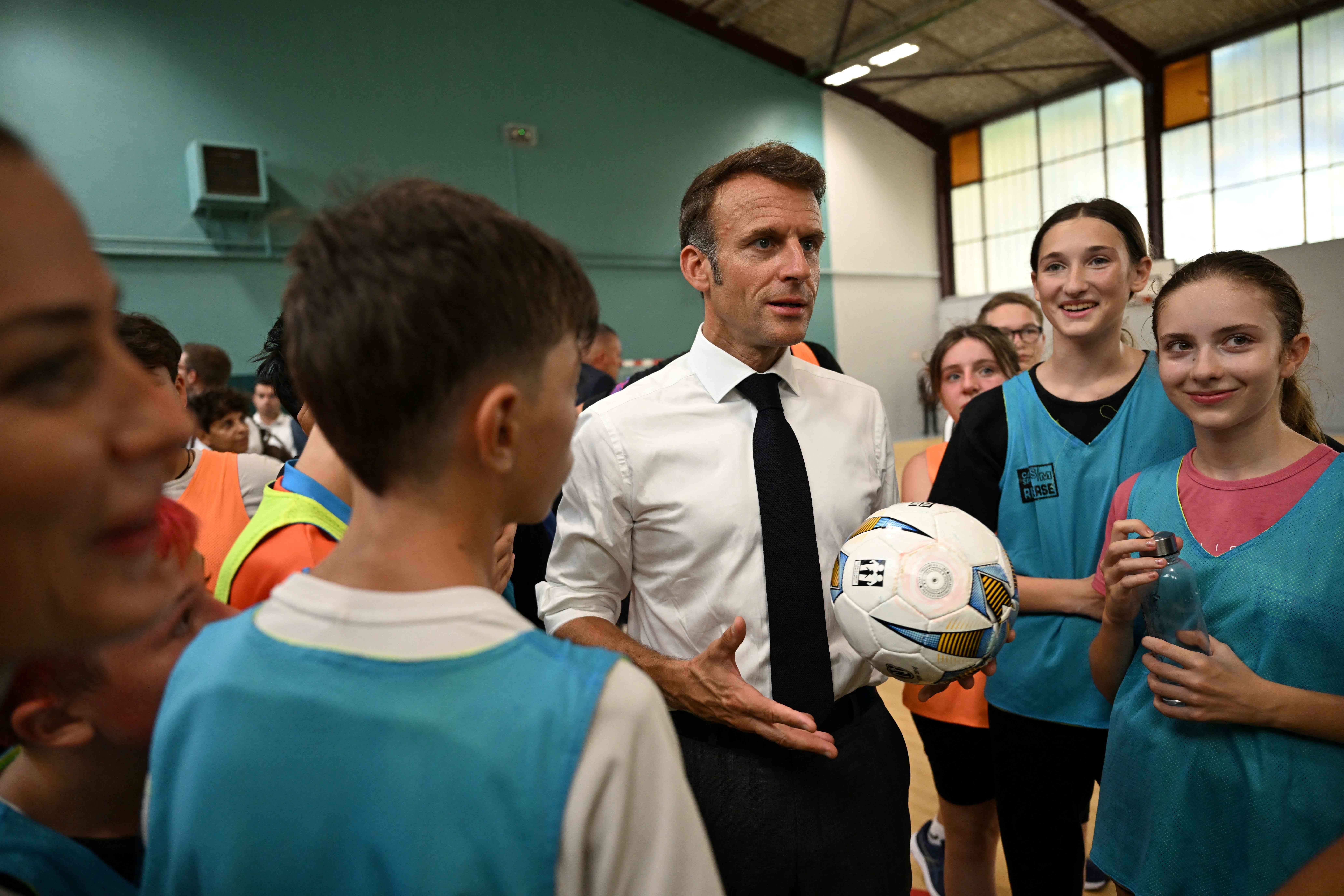 Macron Tegaskan Bendera Rusia tidak Boleh Dikibarkan di Olimpiade Paris 2024
