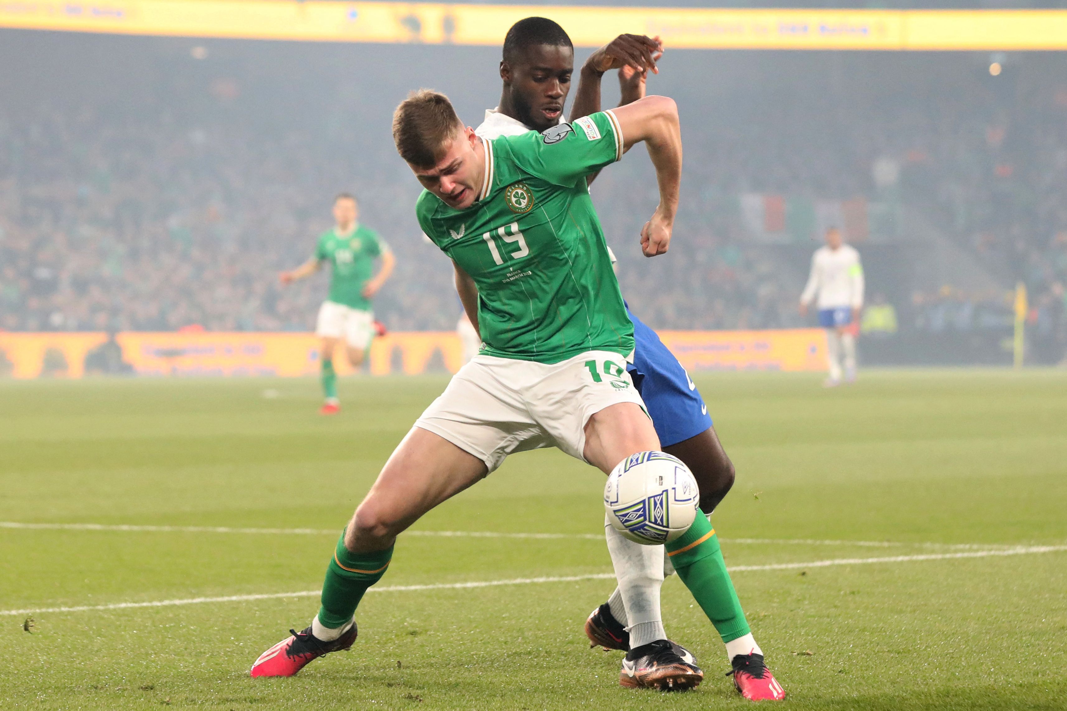 Penyerang Irlandia Evan Ferguson (Kiri) bersaing dengan bek Prancis Dayot Upamecano pada Kualifikasi grup B UEFA Euro 2024.