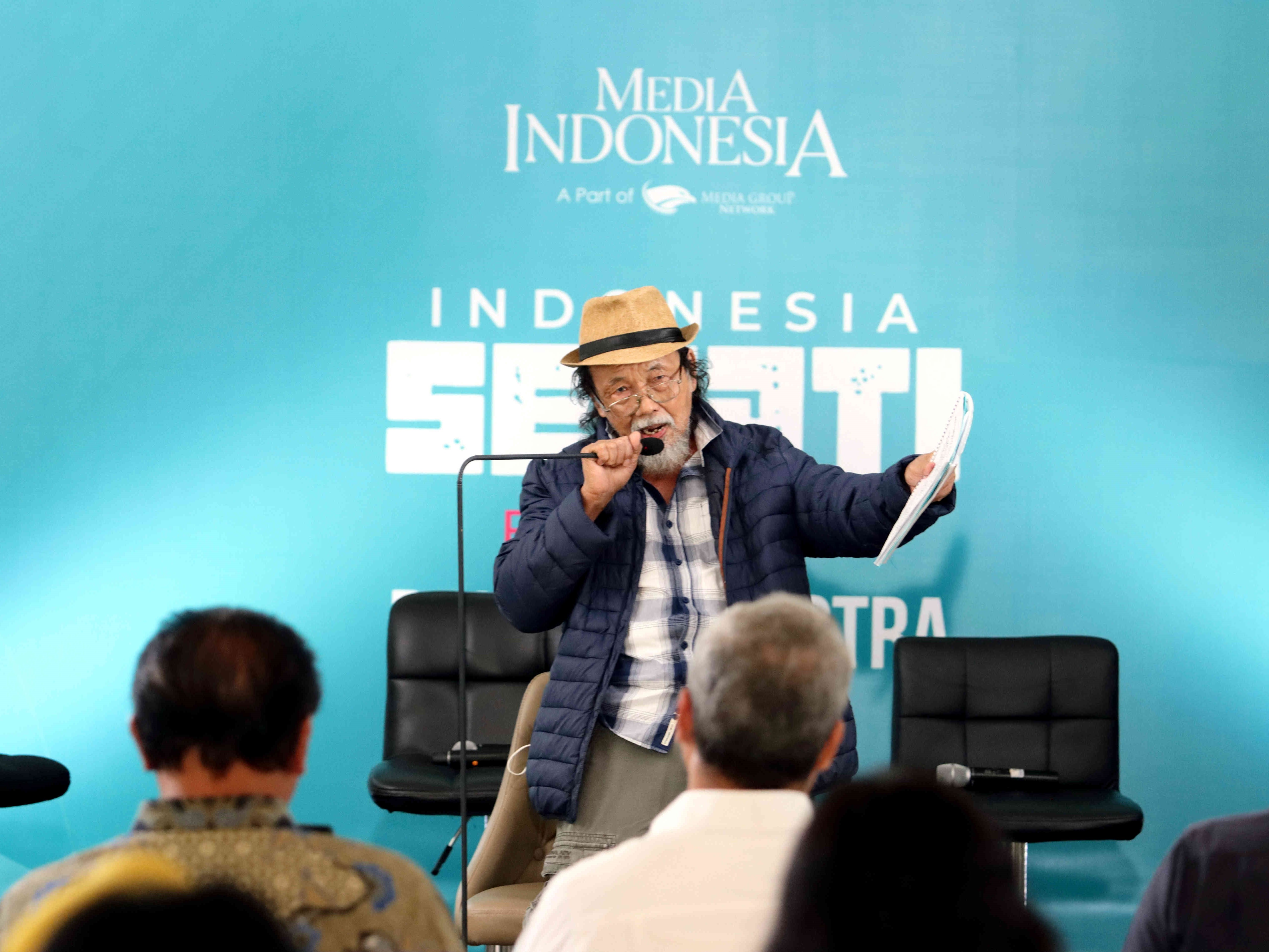 Penyair Sutardji Calzoum Bachri membacakan puisi di acara Indonesia Sejati Festival Bahasa & Sastra, Jakarta, Senin (31/10/2022).