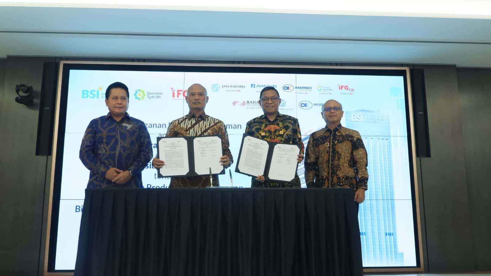 Penandatanganan kerja sama kolaborasi IFG Life, Bank Mega dan Bank Syariah Indonesia.