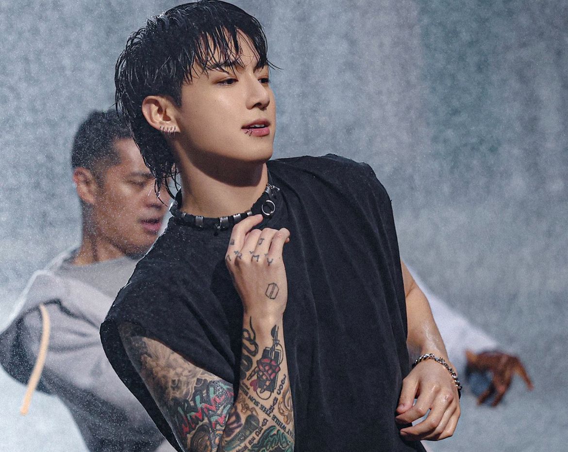 Jungkook saat nyanyikan single 3D secara Live di acara Music Bank KBS