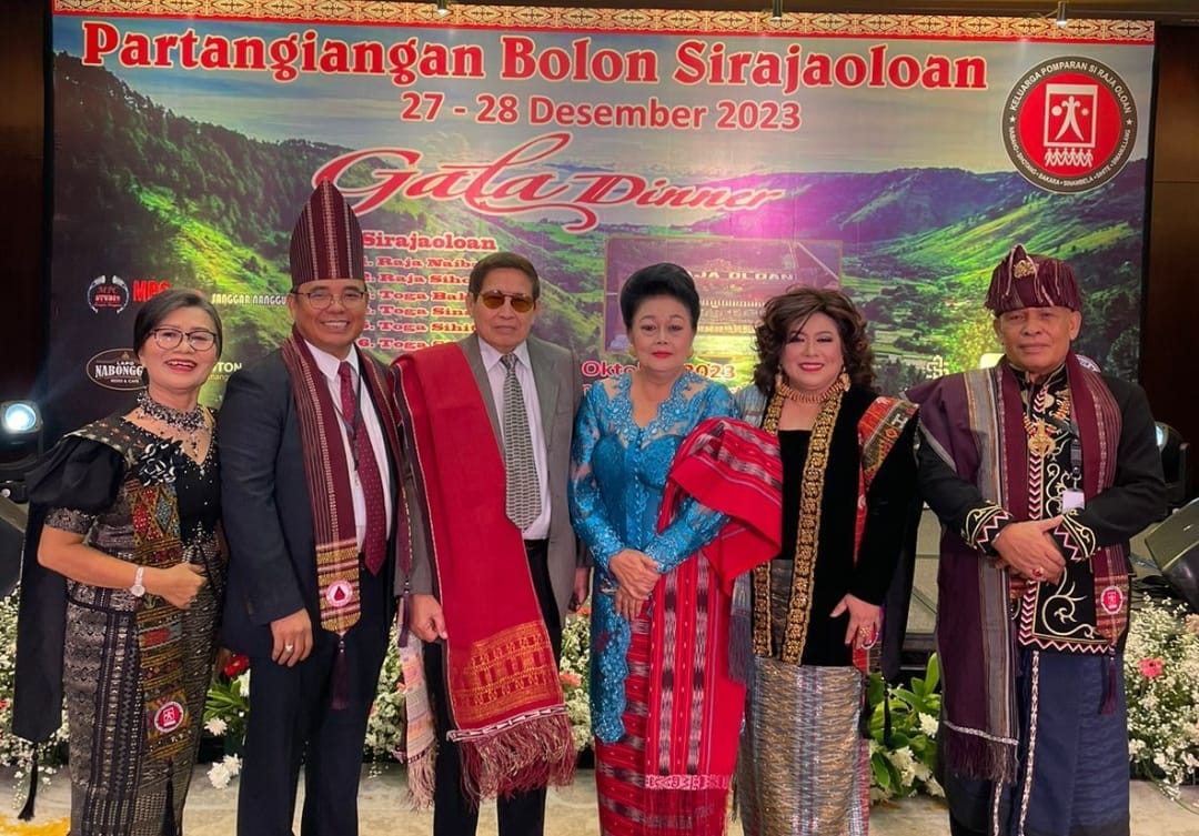 Tarida Sinambela selaku Ketua Umum Keluarga Besar Pomparan Sirajaoloan dan dan Ketua Panitia Partangiangan Bolon Sirajaoloan Salmon Sihite.