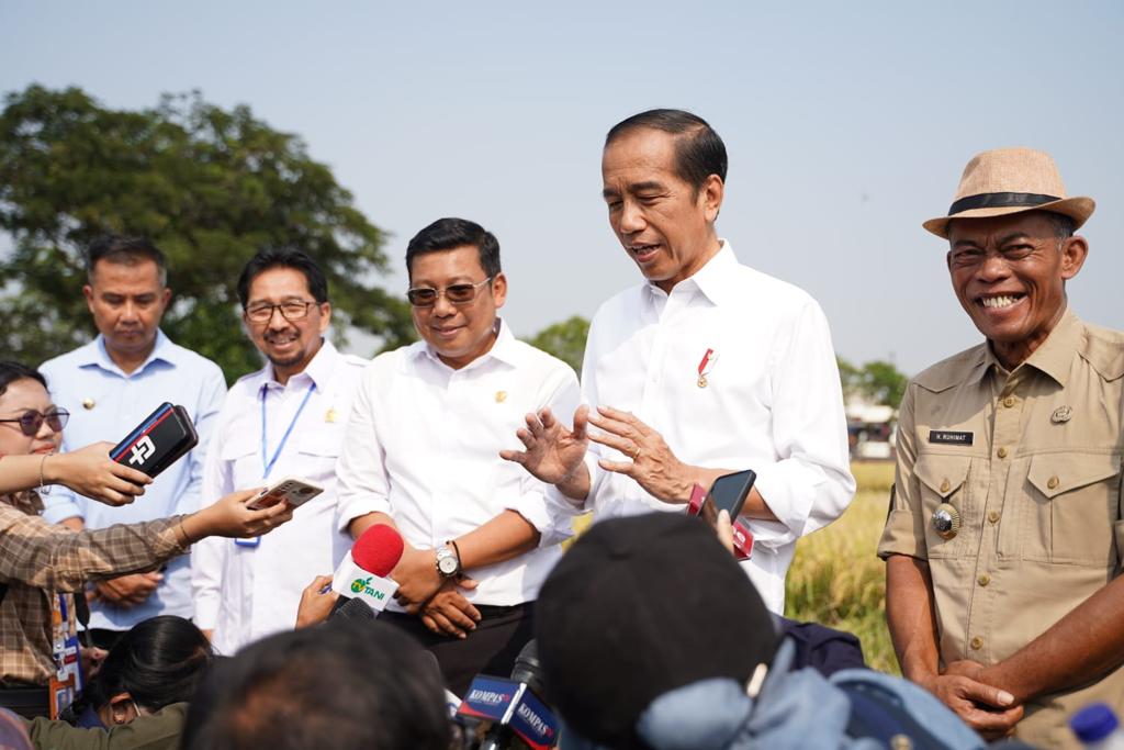 Presiden Joko Widodo hadir dalam panen raya tersebut bersama Plt Mentan dan jajarannya Di Desa Ciasem Girang, Ciasem, Subang, Jabar.