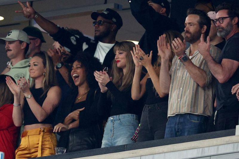 Taylor Swift terlihat mendukung pertandingan sang kekasih, Travis Kelce 