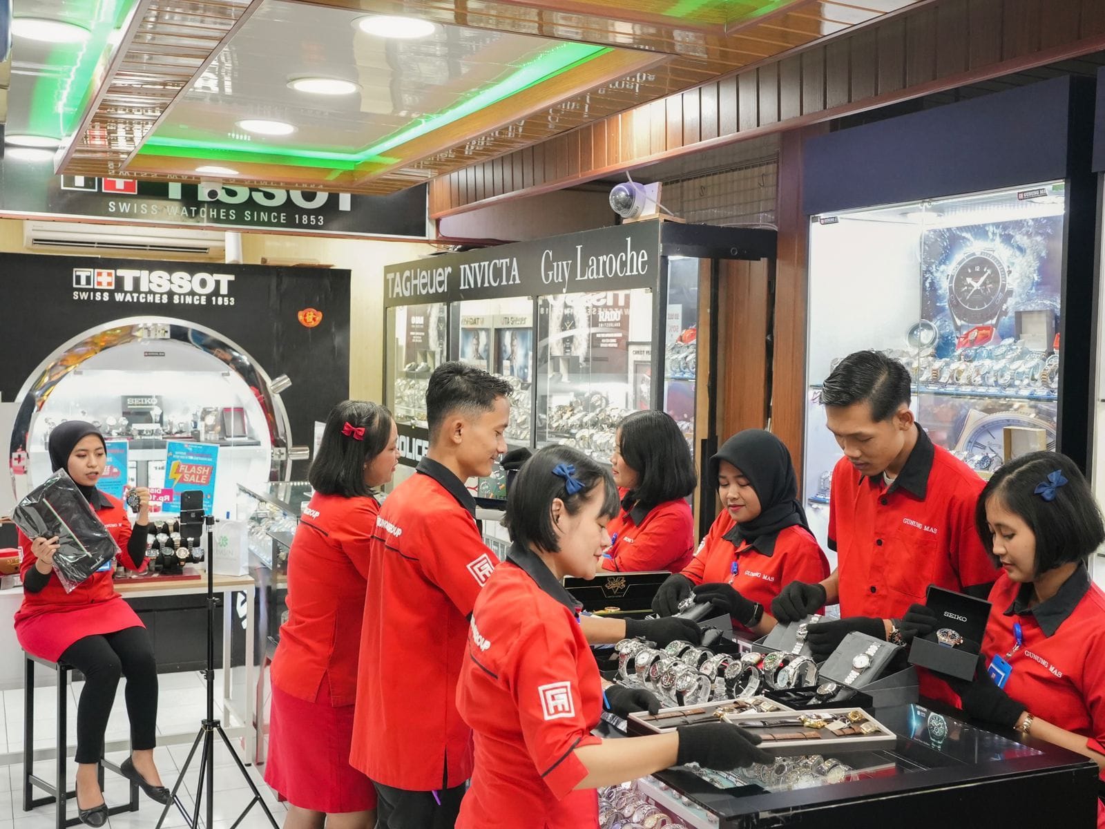 Suasana Toko Jam Gunung Mas