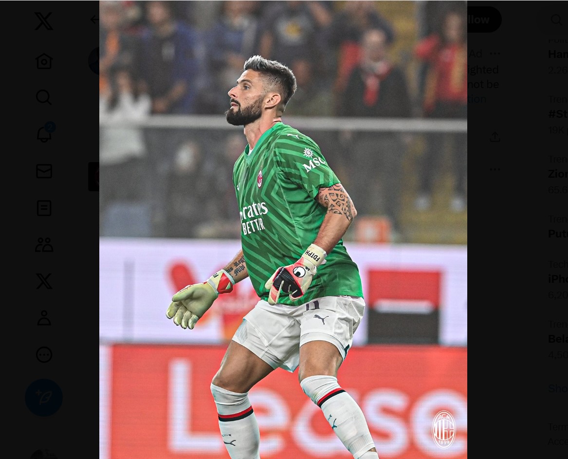 Penyerang AC Milan Olivier Giroud saat menjadi penjaga gawang di laga Serie A melawan Genoa