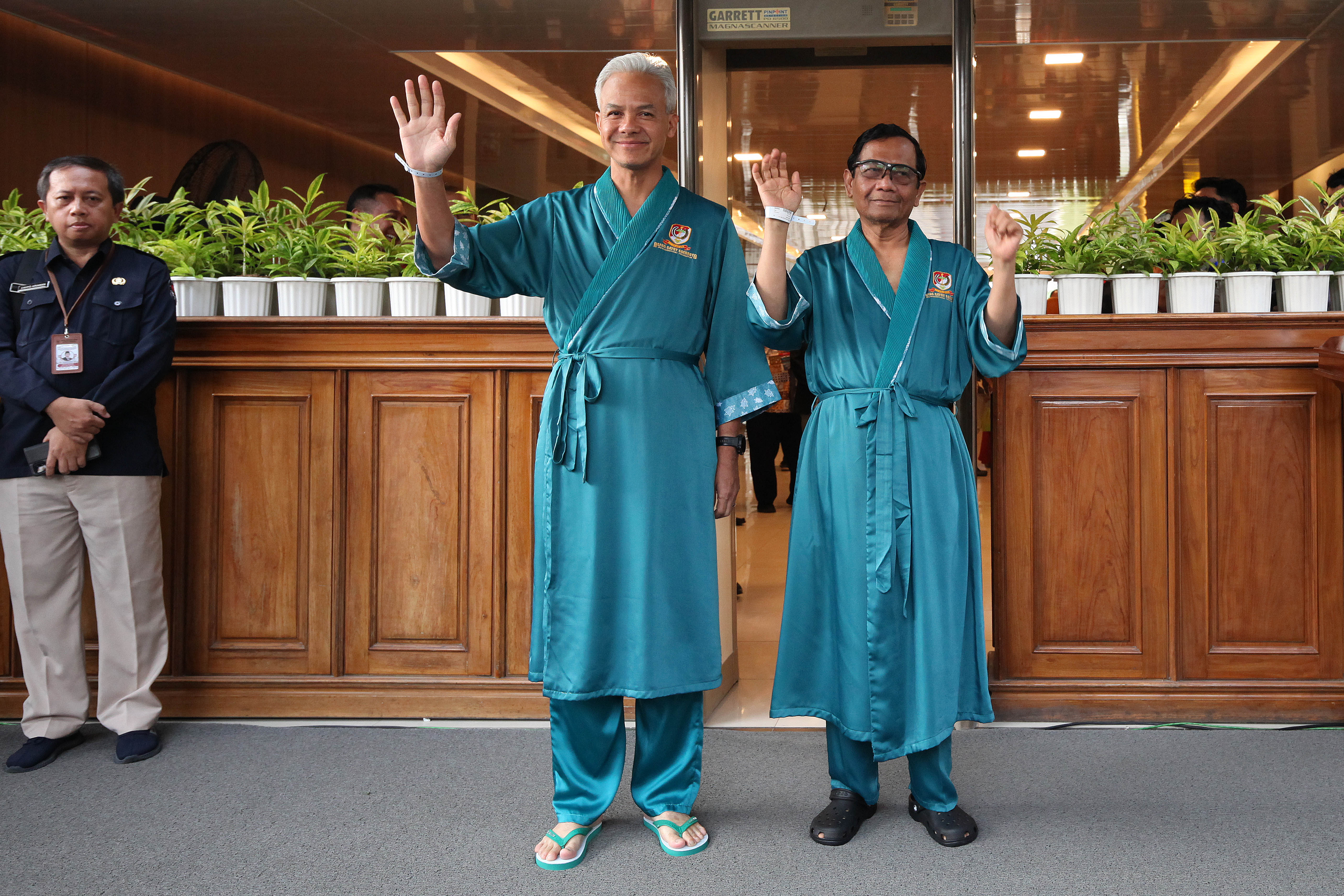 Capres Ganjar Pranowo dan Cawapres Mahfud MD menjalani pemeriksaan kesehatan di RSPAD Gatot Soebroto