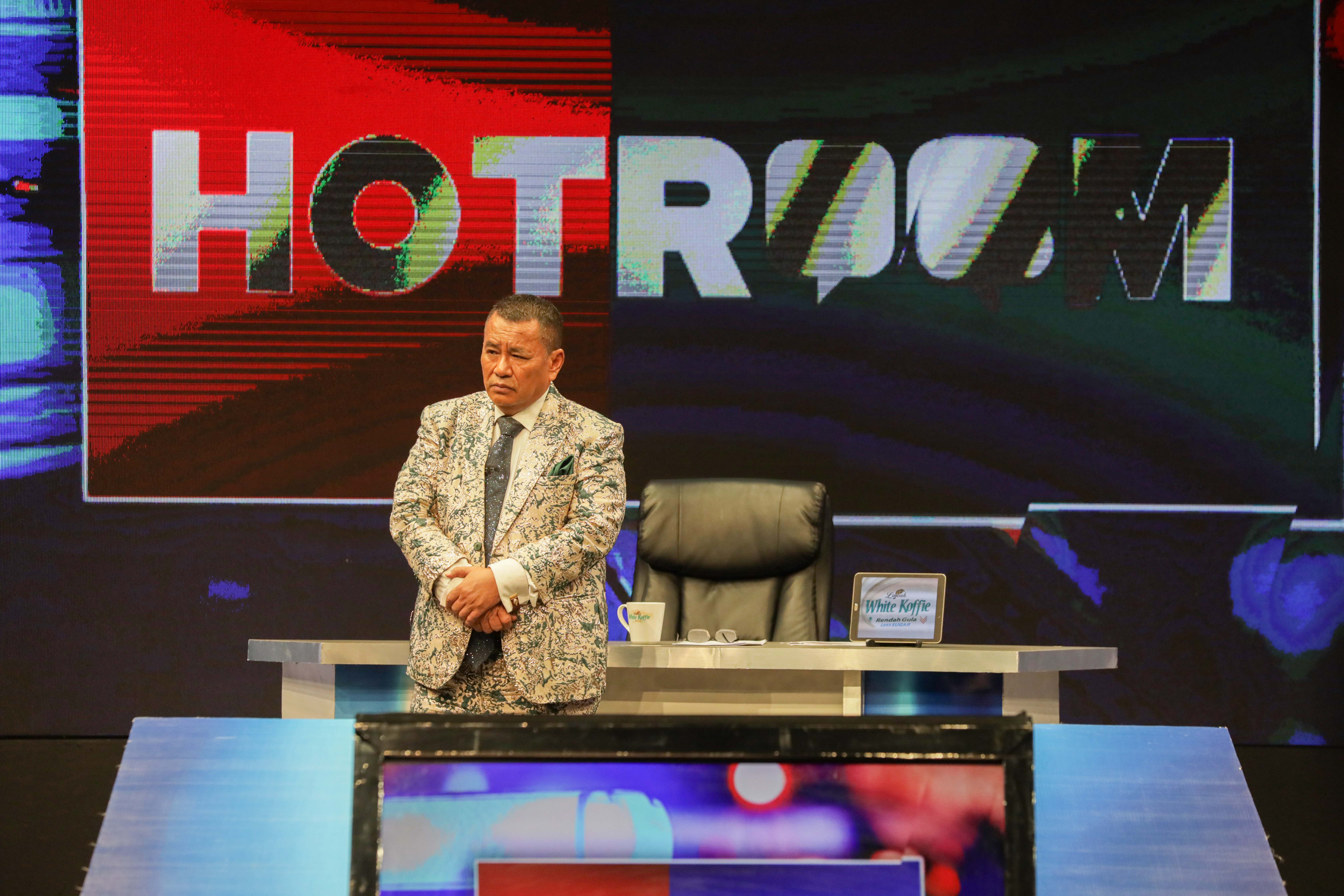 Hotman Paris memandu jalannya program acara HotRoom