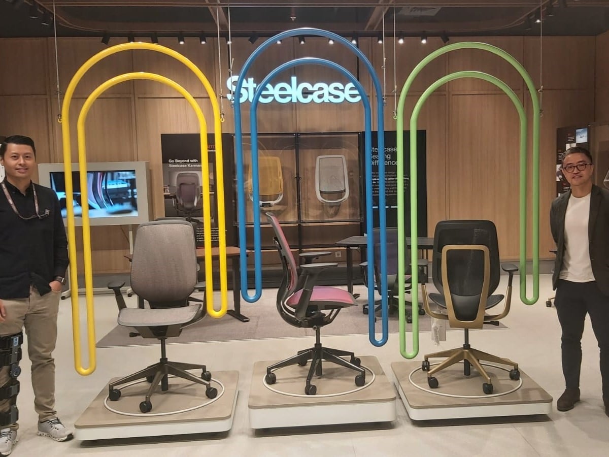 Kursi kerja ergonomis bersertifikasi CarbonNeutral yaitu Steelcase Karman.