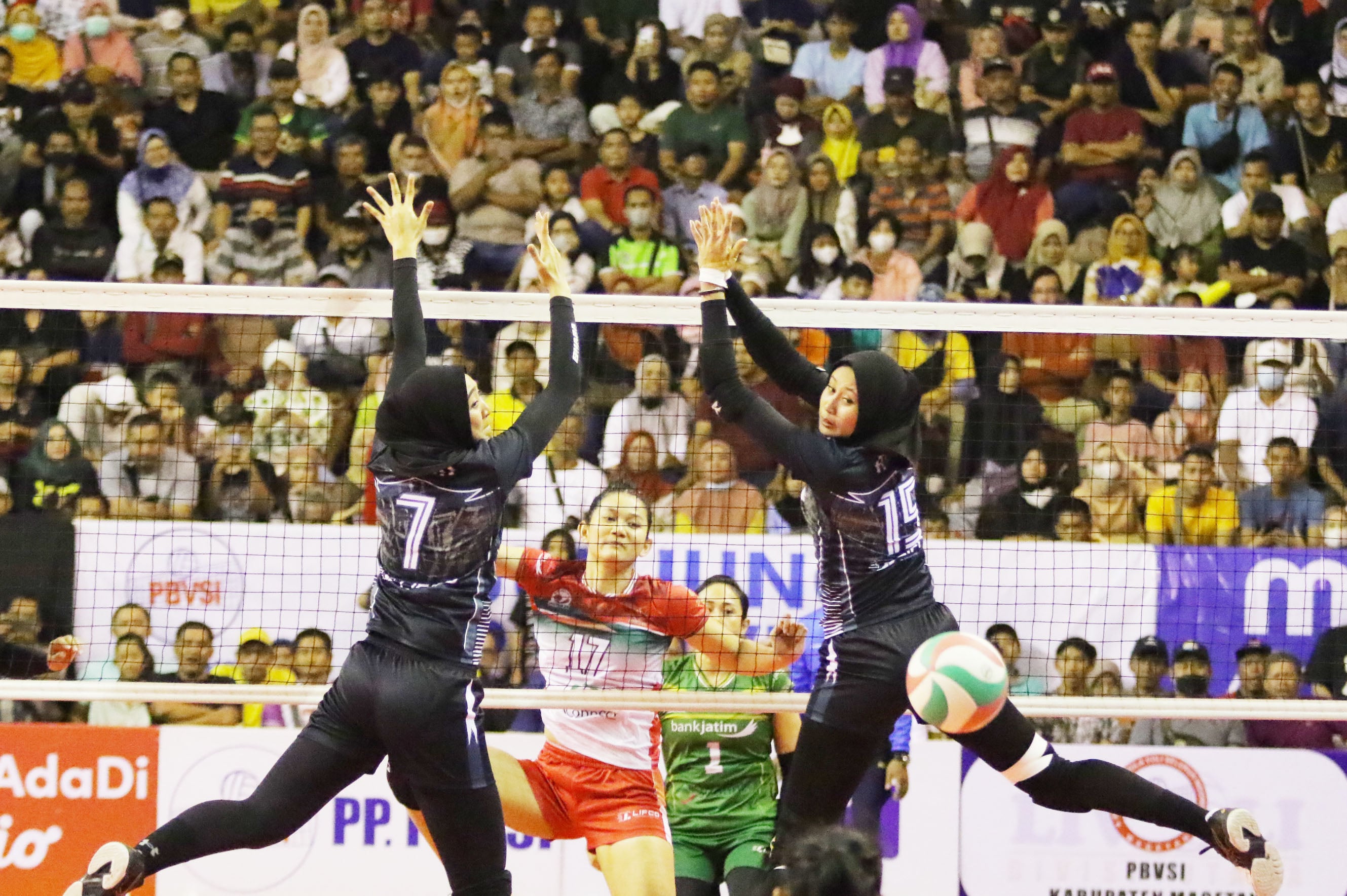 Pebola voli TNI AU Indah Diah Lestari (kiri) bersama Hany Budiarti (kanan) gagal memblok bola smes dari pemain Bank Jatim Surabaya Maya 
