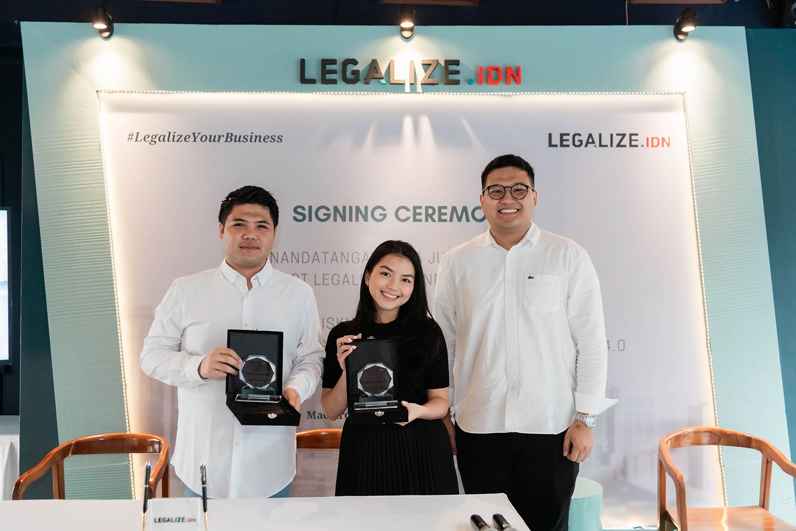 Penandatanganan akta jual beli saham Legalize.IDN di Jakarta, Minggu (1/10).