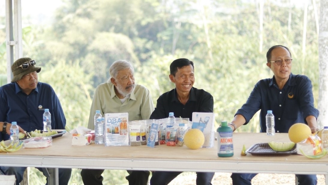 H Ayep Zaki (kanan) bersama Gubernur ABN IGK Manila (dua dari kanan) menghadiri panen melon perdana.