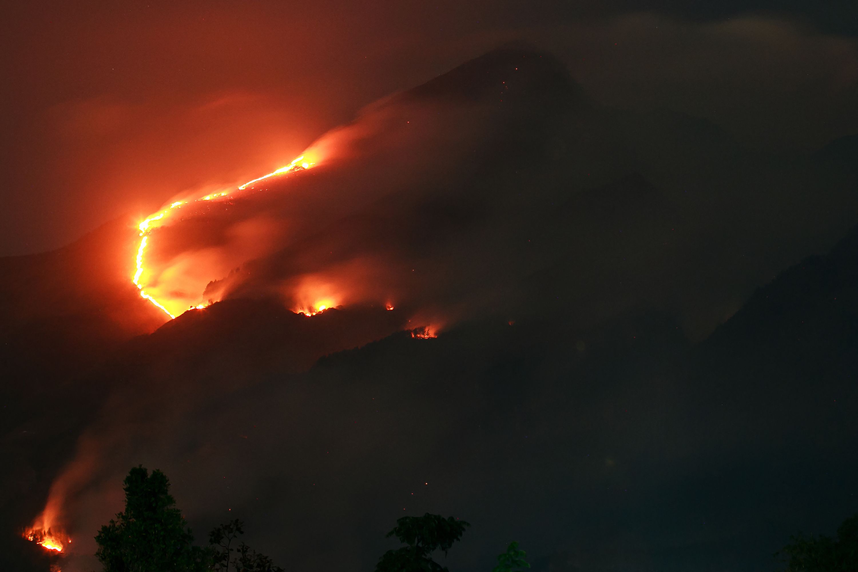 Tampak kebakaran hutan di gunung Merbabu pada malam hari.