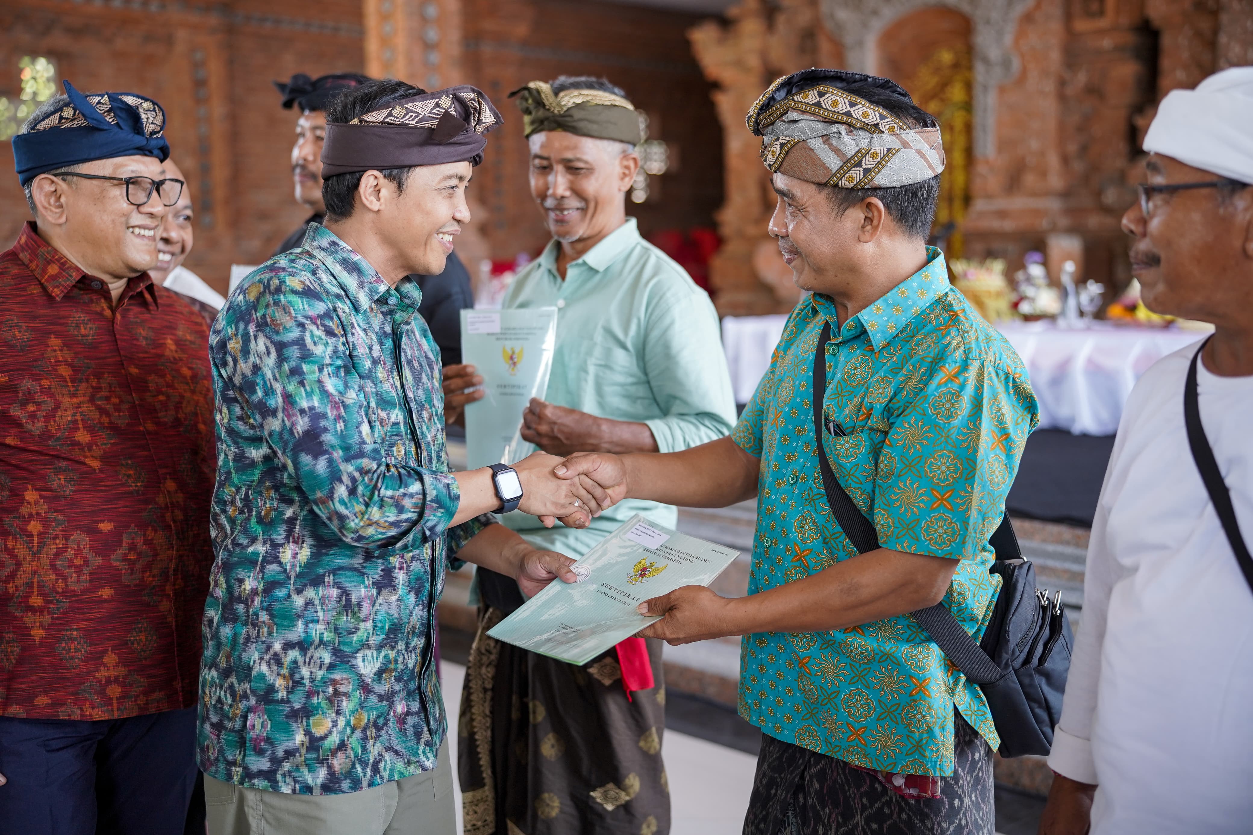 Wamen ATR/BPN menyerahkan sertifikat rumah ibadah di Bali, Minggu (1/10)