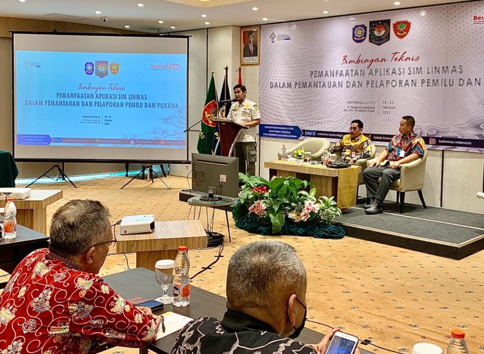Rapat pemanfaatan aplikasi SIM Linmas dalam pemantauan dan pelaporan Pemilu dan Pilkada. 