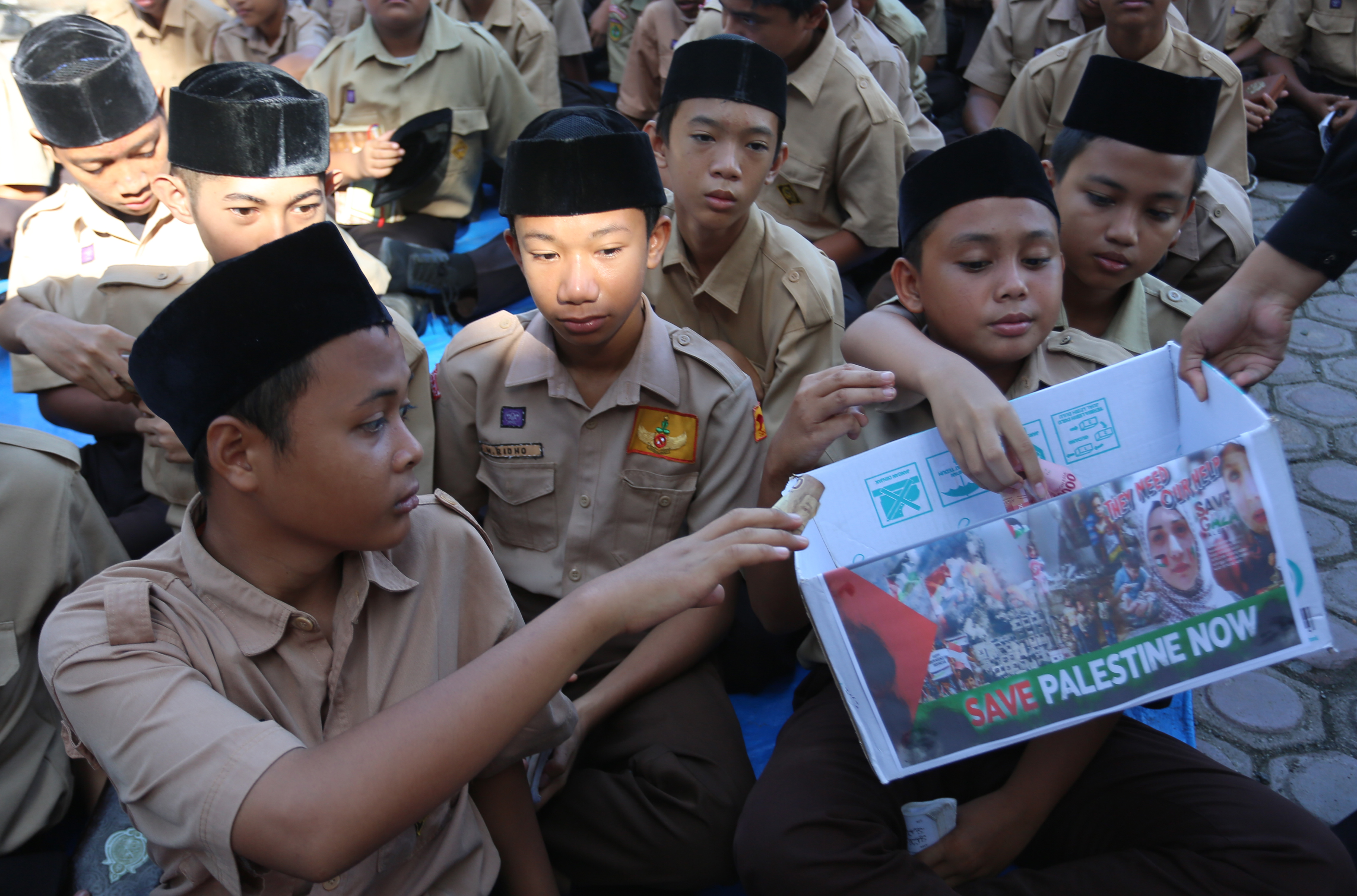 Sejumlah siswa mengumpulkan dana di sela doa bersama untuk Palestina di Madrasah Tsanawiyah Swasta (MTsS) 