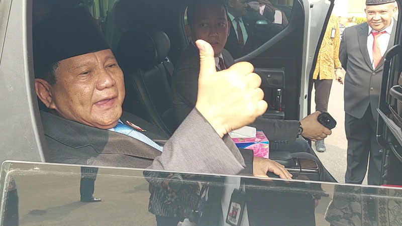 Ditanya Duet dengan Ganjar, Prabowo Acungkan Jempol