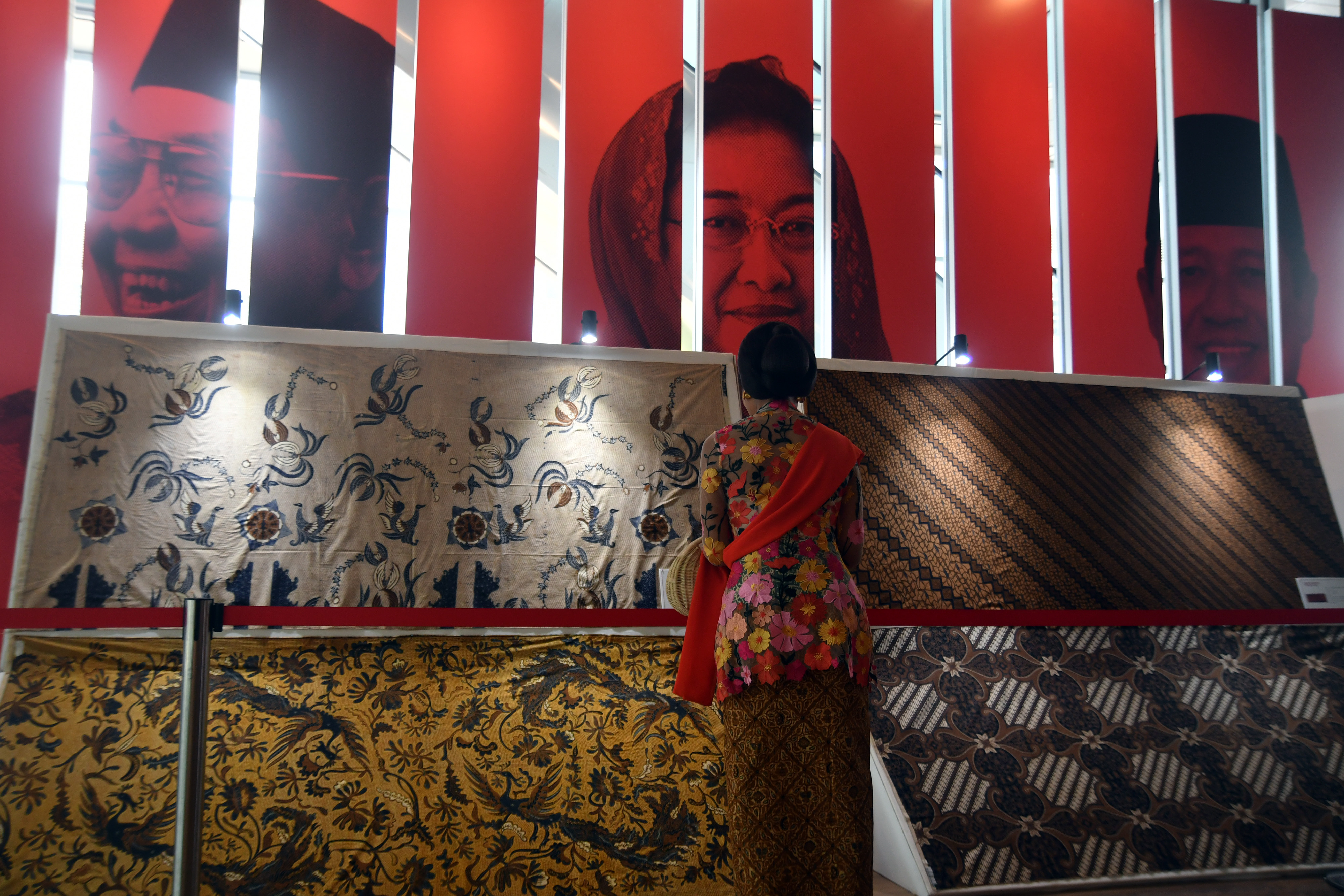 Ilustrasi--Pengunjung mengamati koleksi kain yang dipamerkan dalam pameran Digdaya Wastra di Museum Kepresidenan RI Balai Kirti, Bogor.