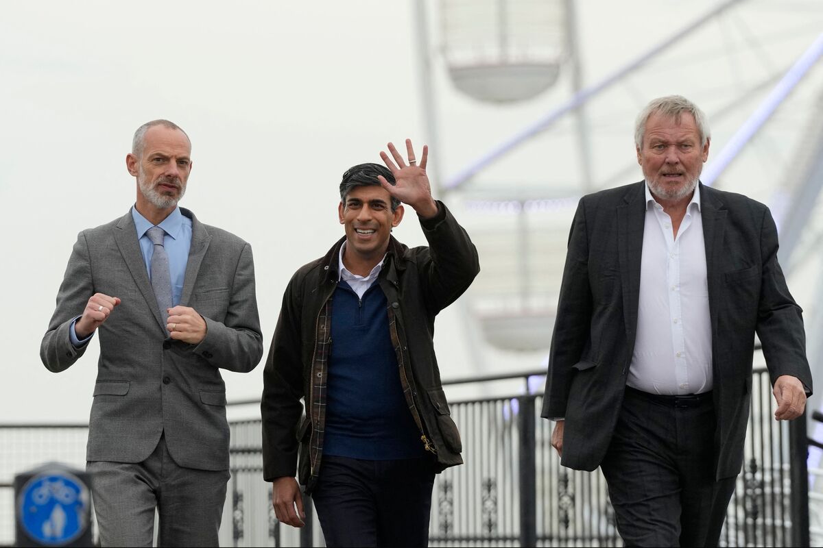 Perdana Menteri Inggris, Rishi Sunak (tengah).