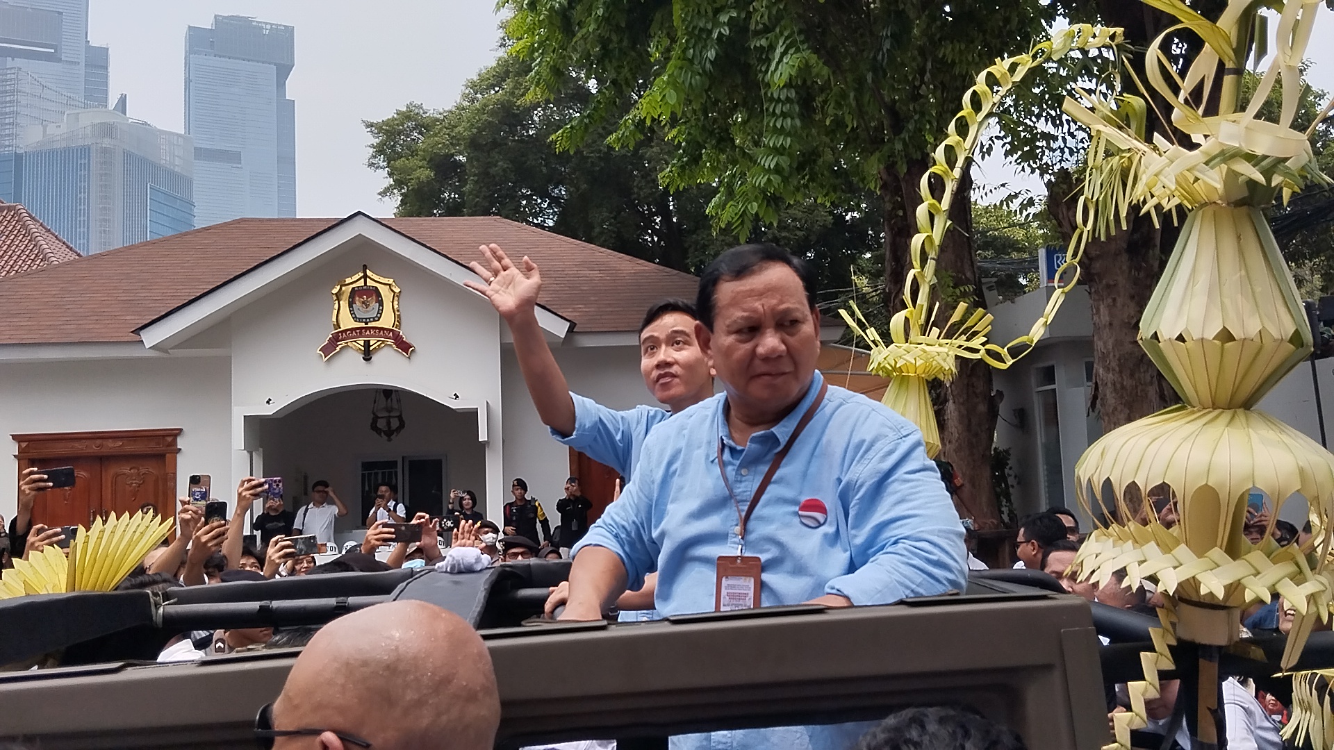 Prabowo-Gibran Tiba di KPU Naik Rantis Maung