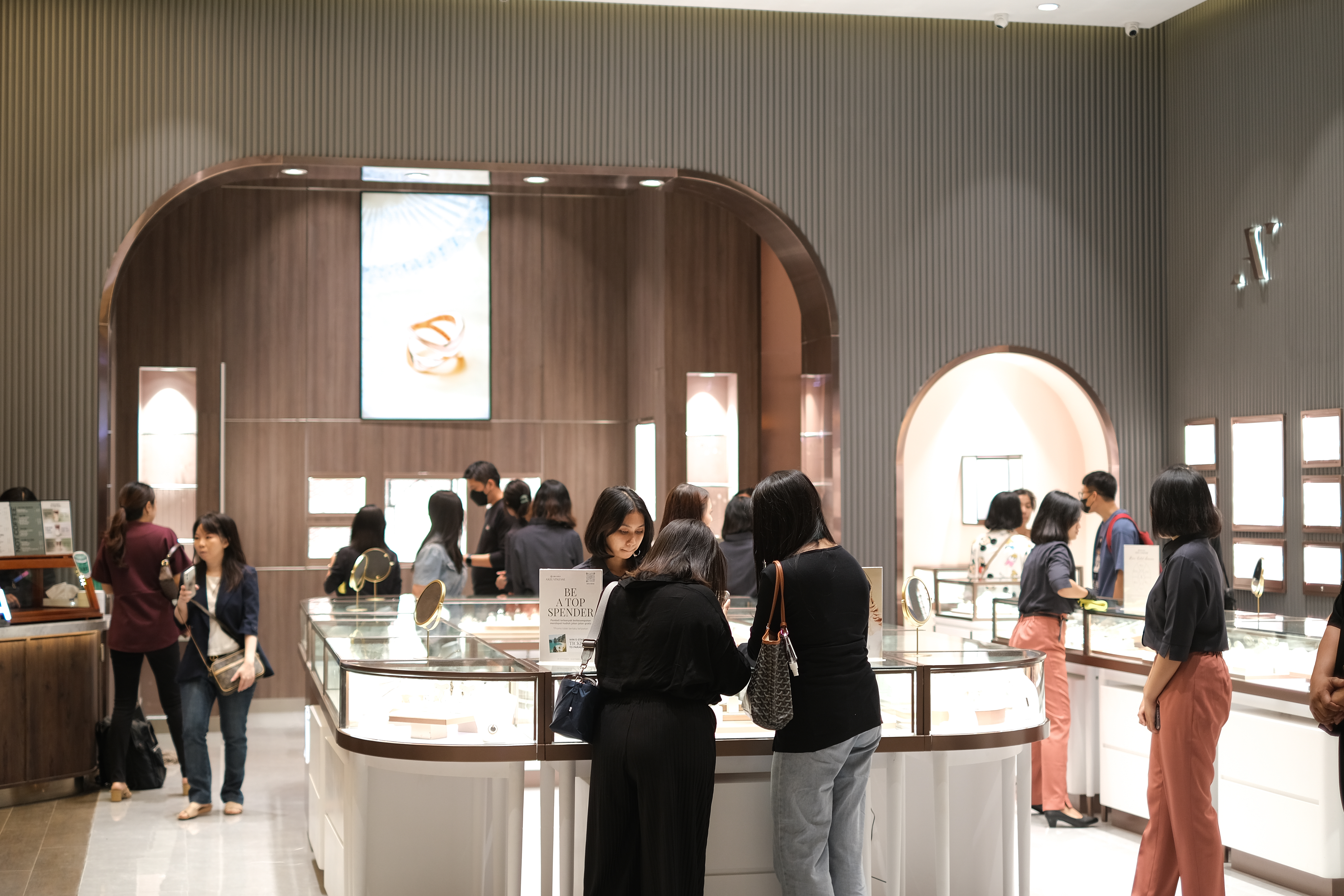 Gerai toko emas Axel Vinesse di Surabaya