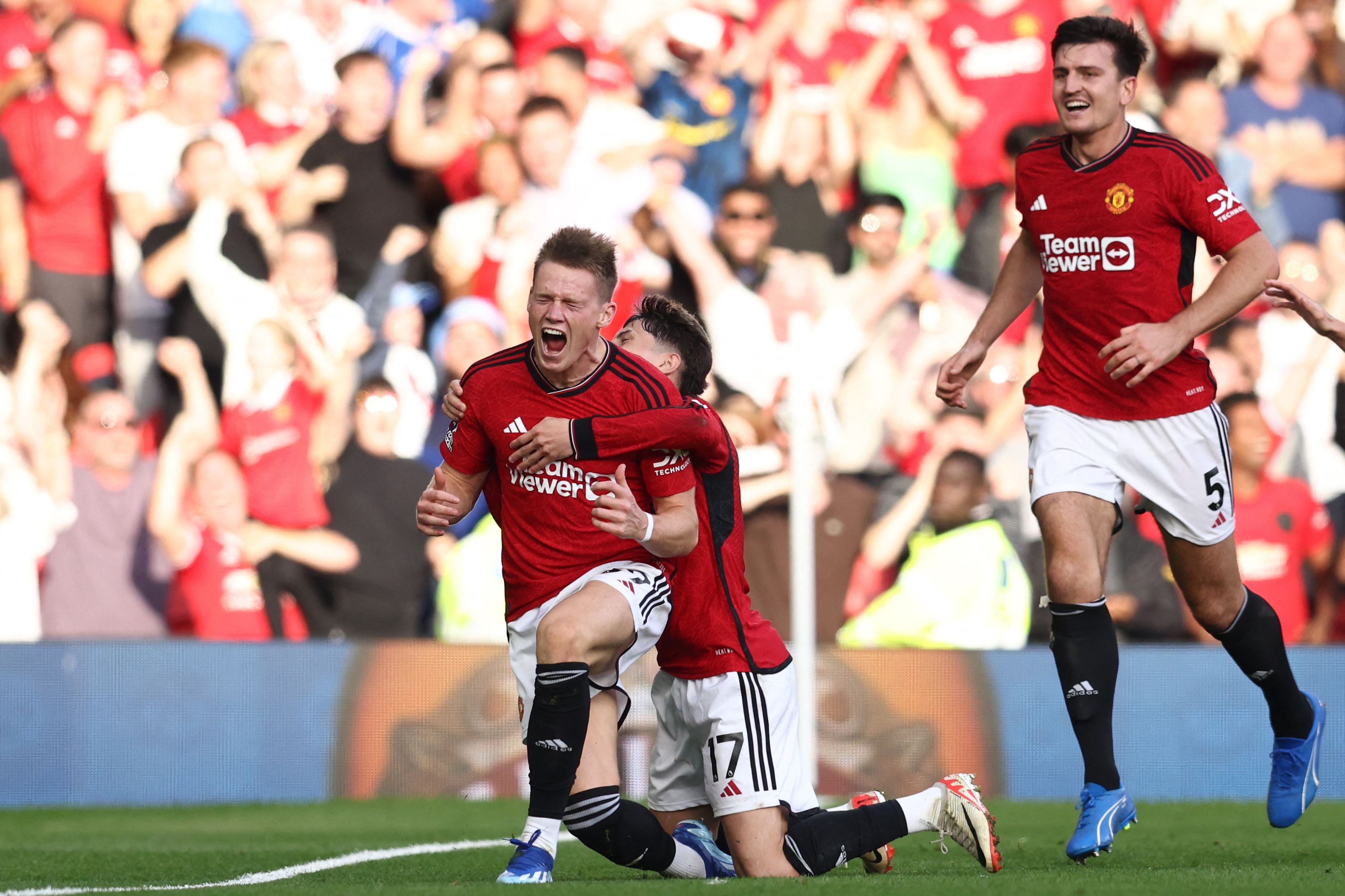 Gelandang Manchester United Scott McTominay (kiri) melakukan selebrasi usai mencetak gol ke gawang Brentford di laga Liga Primer Inggris.