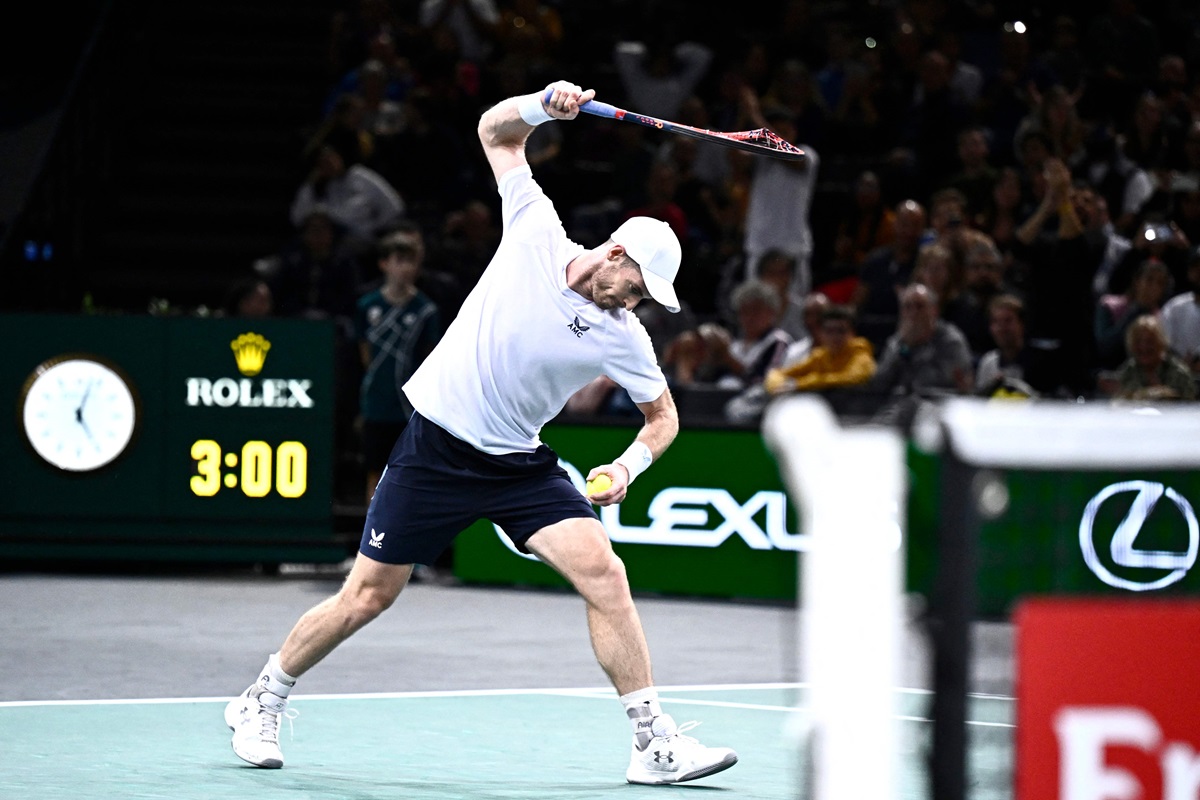 Petenis Skotlandia Andy Murray mematahkan raketnya usai kalah dari Alex de Minaur di Paris Masters.