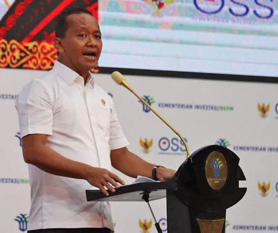 Menteri Investasi dan Kepala BKPM Bahlil Lahadalia saat membagikan NIB ke pelaku usaha di Papua Barat Daya