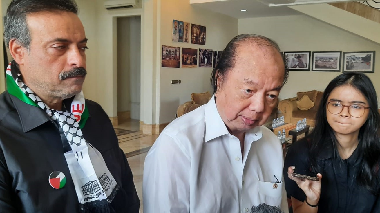 Dato Sri Tahir (tengah) saat menyerahkan bantuan kemanusiaan untuk Palestina di Jakarta, Kamis (26/10).