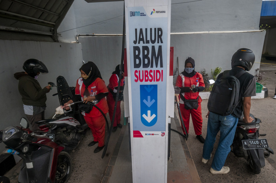 Penjualan BBM subsidi di SPBU.