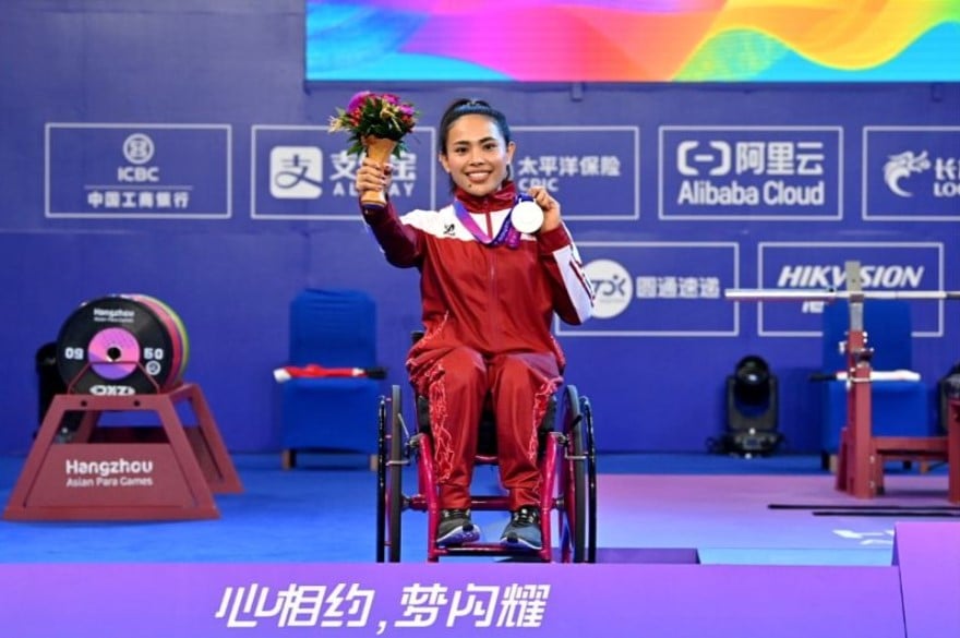 Lifter Indonesia Ni Nengah Widiasih berpose dengan medali yang ia raih di Asian Para Games 2022 Hangzhou, China, Selasa (24/10).