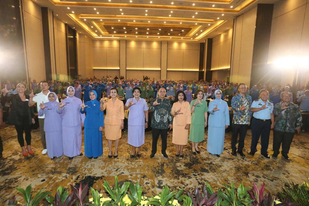 Kemenkominfo dengan Dharma Pertiwi meluncurkan Literasi Digital bersama Keluarga Besar TNI di Menara Danareksa Jakarta, Kamis (19/10/2023)