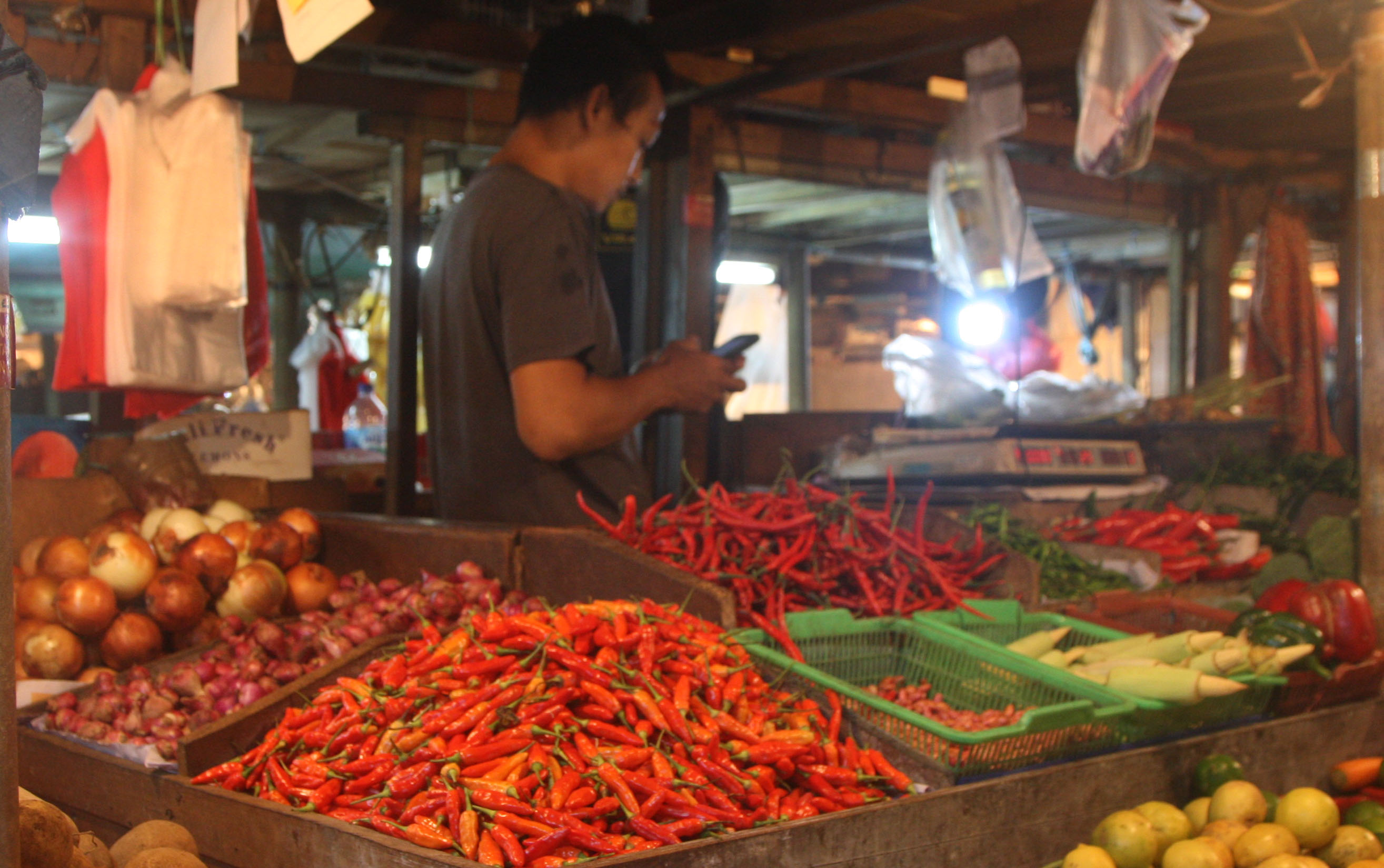 Tumpukan cabai rawit di Pasar Senen, Jakarta, Selasa (14/03).