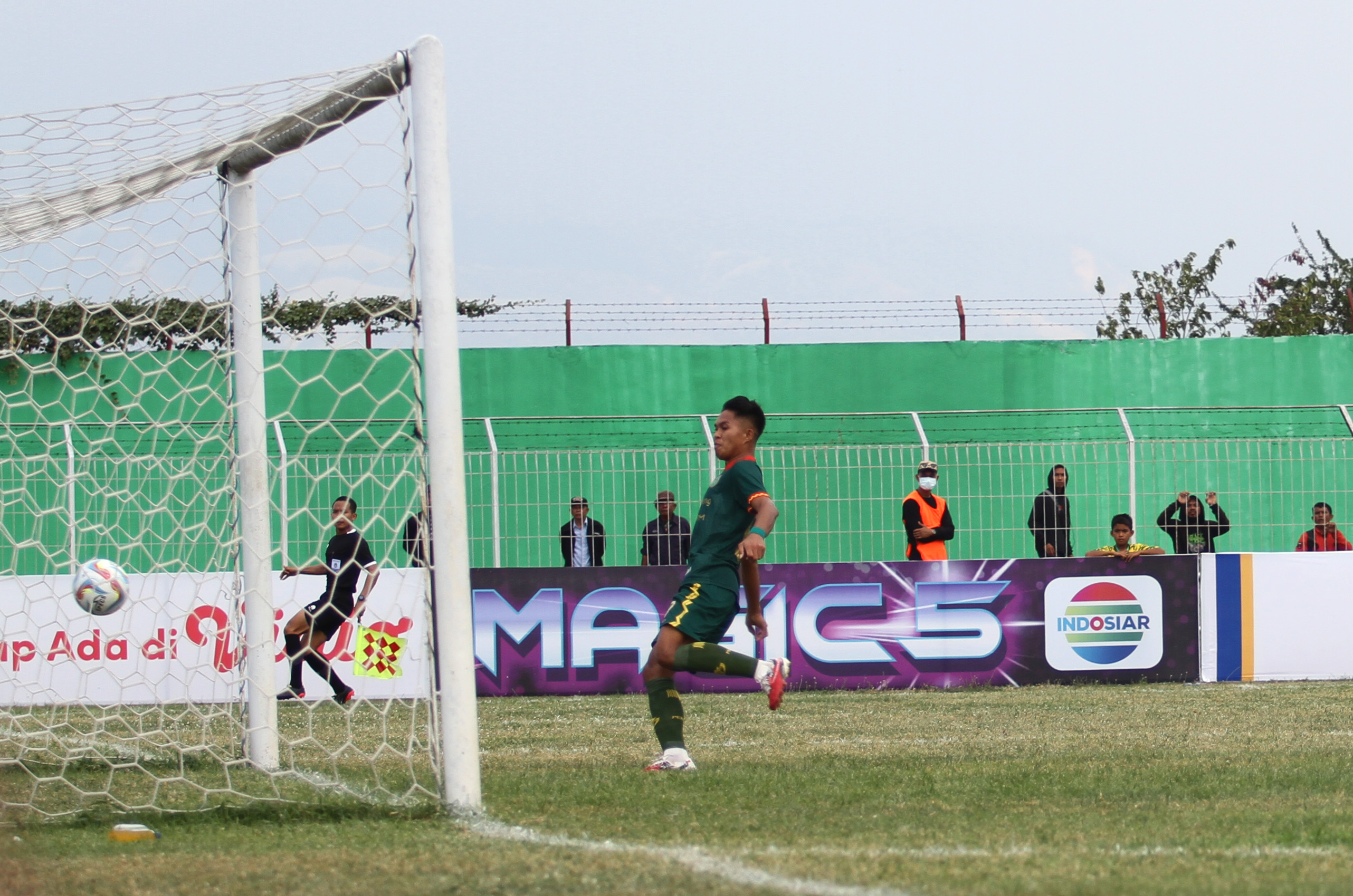 Pesepak Bola Persipal Palu, Chris Cheva Lala dengan mudah memasukkan bola ke gawang Kalteng Putra 